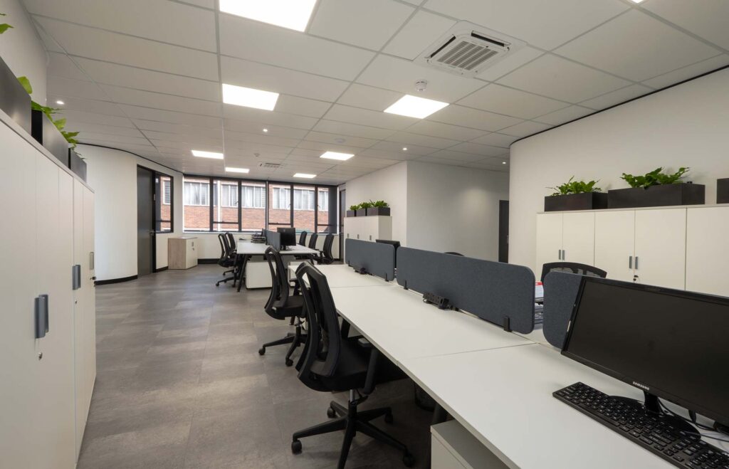 Snowsoft large-scale office with shared workstations, ergonomic desks and task chairs, showcasing efficient workplace furniture planning and procurement